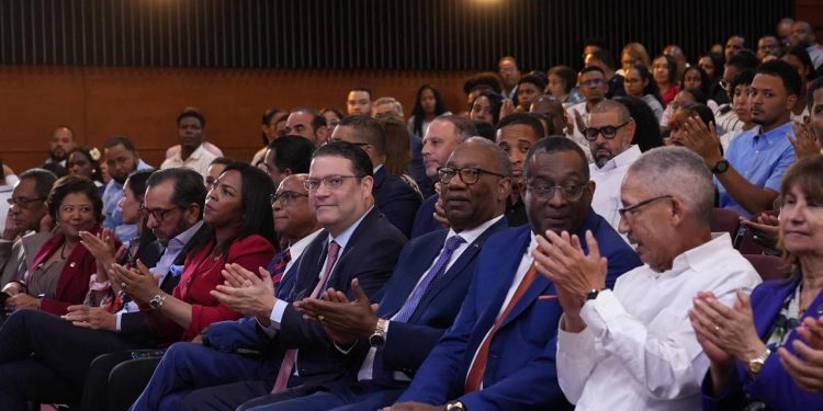 Sanz Lovatón expone sobre la logística como nuevo eje económico ante estudiantes de la UASD