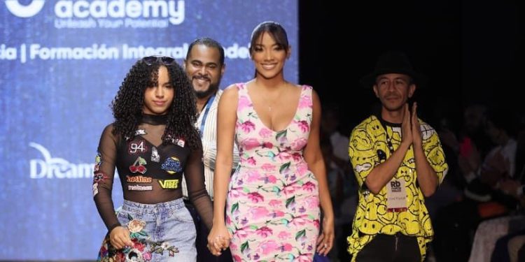 “Dream y Denim”: Génesis Fermín celebra fuerza y creatividad en RD Fashion Kids 2025