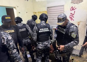 Policía ocupa drogas, arma ilegal y detiene reconocido delincuente en Sabana Perdida, SDN