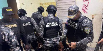 Policía ocupa drogas, arma ilegal y detiene reconocido delincuente en Sabana Perdida, SDN