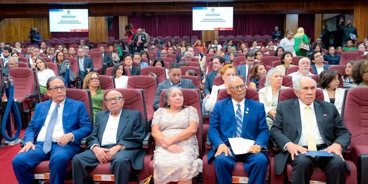 Senado reconoce a profesionales de la medicina por sus aportes favor del pueblo dominicano