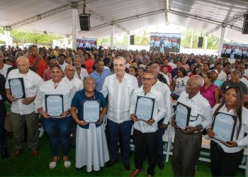 Presidente Abinader entrega 3,100 títulos de propiedad, de un total de 5,636, a familias en Palmarejo-Villa Linda