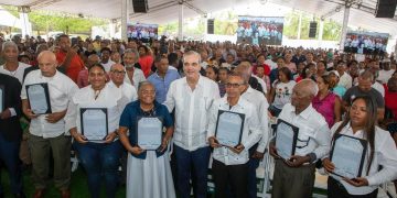 Presidente Abinader entrega 3,100 títulos de propiedad, de un total de 5,636, a familias en Palmarejo-Villa Linda