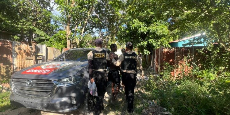 Arrestan en Dajabón a “yasel” con presunta cocaína, marihuana, crack, una pistola y más de 600,000 pesos
