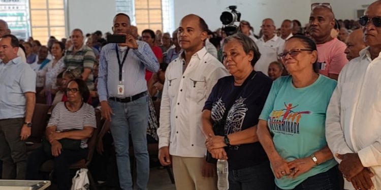 Después de 60 años de espera, residentes de Los Mameyes y El Pensador recibirán sus títulos 