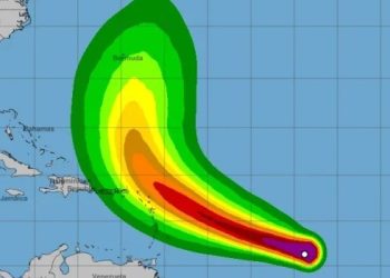 Oleaje de la tormenta Jerry afecta Puerto Rico mientras se aleja de las Islas Sotavento