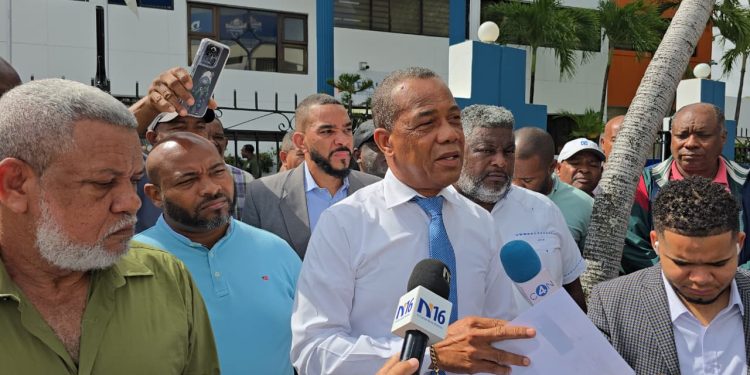 Choferes protestan contra cancelación de tarjeta Bonogas en el Intrant