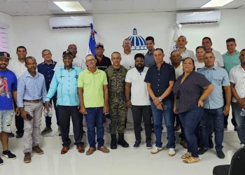 Autoridades coordinan carga y transporte de aguacates con productores de Los Arroyos, Pedernales