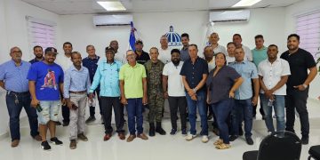 Autoridades coordinan carga y transporte de aguacates con productores de Los Arroyos, Pedernales