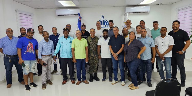 Autoridades coordinan carga y transporte de aguacates con productores de Los Arroyos, Pedernales