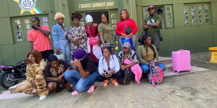 En hotel de Santiago Rodríguez detienen a 16 haitianos en condición migratoria irregular durante operativo del ERD