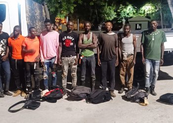Detienen a dos hombres que ocultaban en un camión a diez nacionales haitianos indocumentados en Bahoruco
