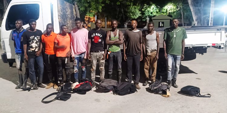 Detienen a dos hombres que ocultaban en un camión a diez nacionales haitianos indocumentados en Bahoruco