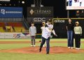 Leonardo Aguilera lanza la primera bola en partido inaugural del torneo de béisbol en el Estadio Cibao