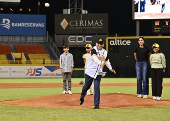 Leonardo Aguilera lanza la primera bola en partido inaugural del torneo de béisbol en el Estadio Cibao