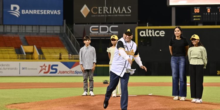 Leonardo Aguilera lanza la primera bola en partido inaugural del torneo de béisbol en el Estadio Cibao