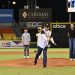Leonardo Aguilera lanza la primera bola en partido inaugural del torneo de béisbol en el Estadio Cibao