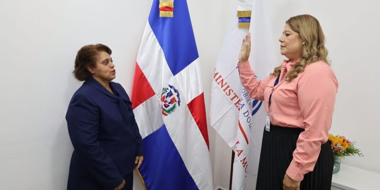 Anna Fernández asume como nueva incumbente de la Oficina Municipal del Ministerio de la Mujer en Jarabacoa