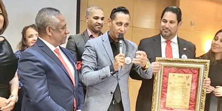 Tres reconocimientos en España exaltan la trayectoria del poeta y humanista dominicano Juan Colón Castillo