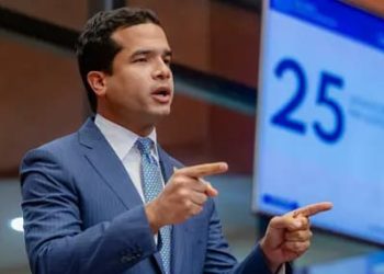 Senadores respaldan propuesta de Omar Fernández busca eliminar impuestos a salarios menores RD$52,000