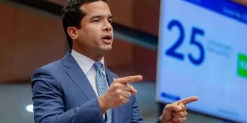 Senadores respaldan propuesta de Omar Fernández busca eliminar impuestos a salarios menores RD$52,000