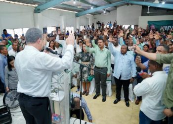 Leonel juramenta exdirigentes del PRM y PLD que se suman a la FP en San Cristóbal