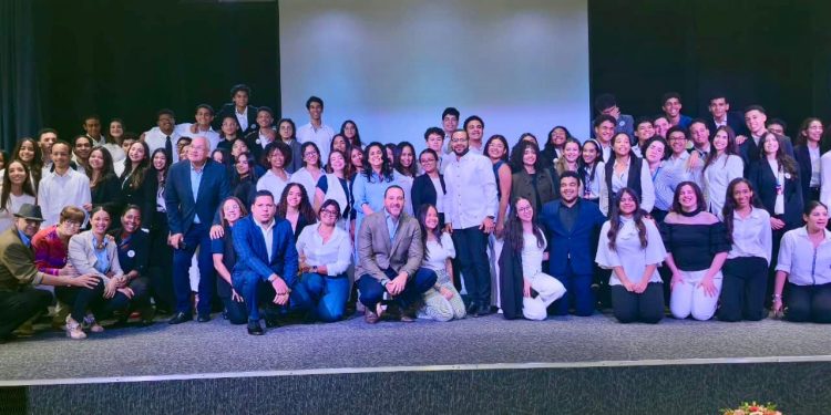 Joel Díaz destaca liderazgo y visión cívica de jóvenes en el “Proyecto Gubernamental” del Colegio Calasanz