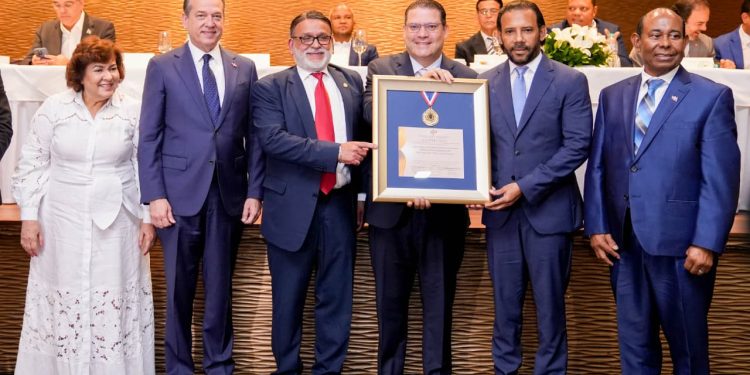 Comerciantes reconocen a Yayo Sanz Lovatón, como el “Servidor Público 2025”