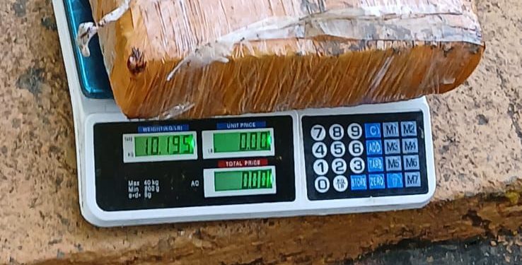 Decomisan más de 20 libras de presunta marihuana escondida en un vehículo durante operativo en Las Matas de Farfán