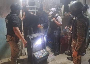 Policía recupera motocicletas robadas, ocupa maquinas tragamonedas y detiene varios en Los Guaricanos, SDN.