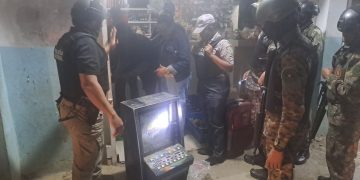 Policía recupera motocicletas robadas, ocupa maquinas tragamonedas y detiene varios en Los Guaricanos, SDN.