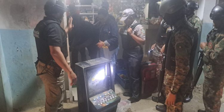 Policía recupera motocicletas robadas, ocupa maquinas tragamonedas y detiene varios en Los Guaricanos, SDN.