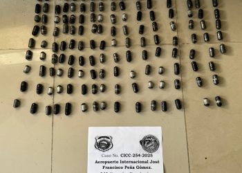 Atrapan en el AILA francés con estómago lleno de bolsitas de cocaína