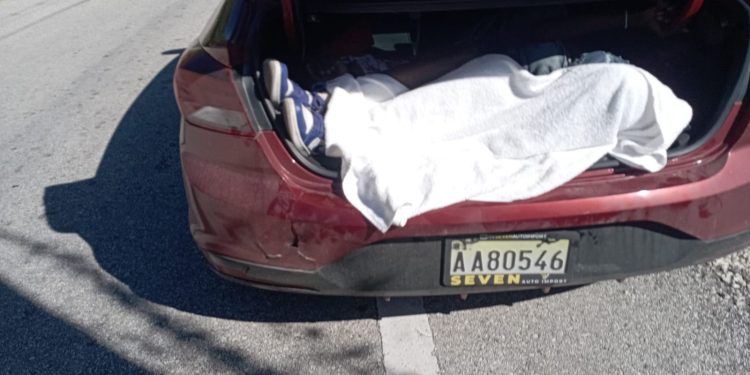 Ejército detiene a dos hombres que transportaban indocumentados en el baúl de un vehículo en San Juan de la Maguana