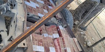 Ejército ocupa camioneta con cargamento de 100,000 cigarrillos en zona costera de Montecristi