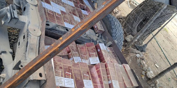 Ejército ocupa camioneta con cargamento de 100,000 cigarrillos en zona costera de Montecristi
