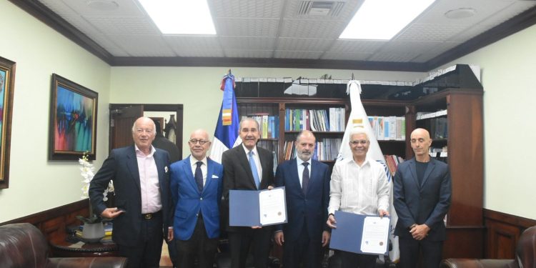 García Fermín recibe reconocimiento internacional por su liderazgo y gestión en favor de la educación superior