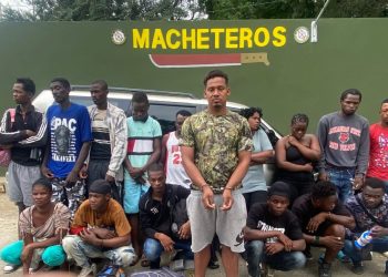 Patrulla del Ejército detiene a conductor con 16 haitianos indocumentados en una jeepeta en Mao