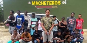 Patrulla del Ejército detiene a conductor con 16 haitianos indocumentados en una jeepeta en Mao