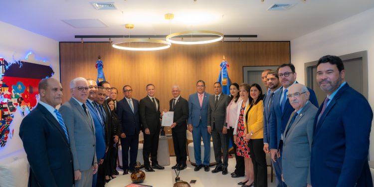 Presidente del Senado recibe de la Suprema Corte de Justicia (SCJ) proyecto que actualiza Ley de Uso de Medios Digitales