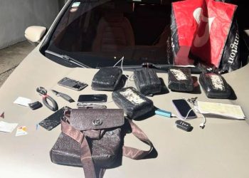 Policía Nacional ocupa cinco pacas de presunta marihuana y apresa a un hombre durante operativo preventivo en Barahona