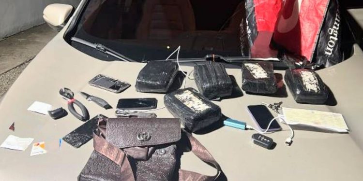 Policía Nacional ocupa cinco pacas de presunta marihuana y apresa a un hombre durante operativo preventivo en Barahona