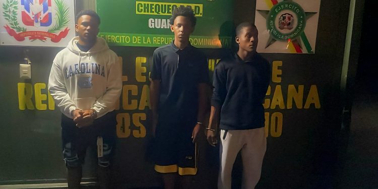 Apresan a tres hombres con más de 10,000 cigarrillos de contrabando a bordo de motocicletas en San Juan de la Maguana