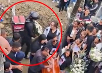 Funeral terminó en tragedia: repartidor de flores cae en la fosa