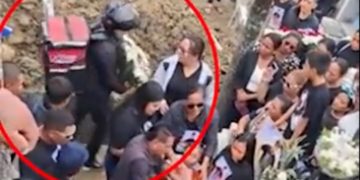 Funeral terminó en tragedia: repartidor de flores cae en la fosa