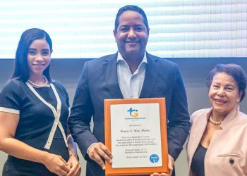 Presidente del CONADIS, Benny Metz, recibe reconocimiento de la Fundación Gissell Eusebio