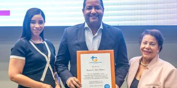 Presidente del CONADIS, Benny Metz, recibe reconocimiento de la Fundación Gissell Eusebio