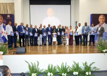 Julito Fulcar rinde cuentas ante multitudinario acto en Baní y presenta el Plan Estratégico de Desarrollo Sostenible de Peravia