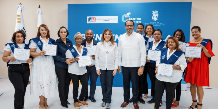 Carolina e Inaguja entregan 108 certificados a estudiantes del área textil en Centro Futuro