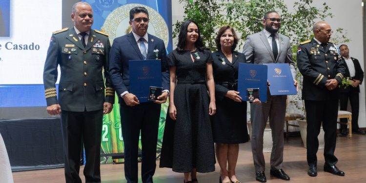 Alcalde Dío Astacio Recibe Medalla al Mérito Policial por su Aporte a la Seguridad Ciudadana en Santo Domingo Este